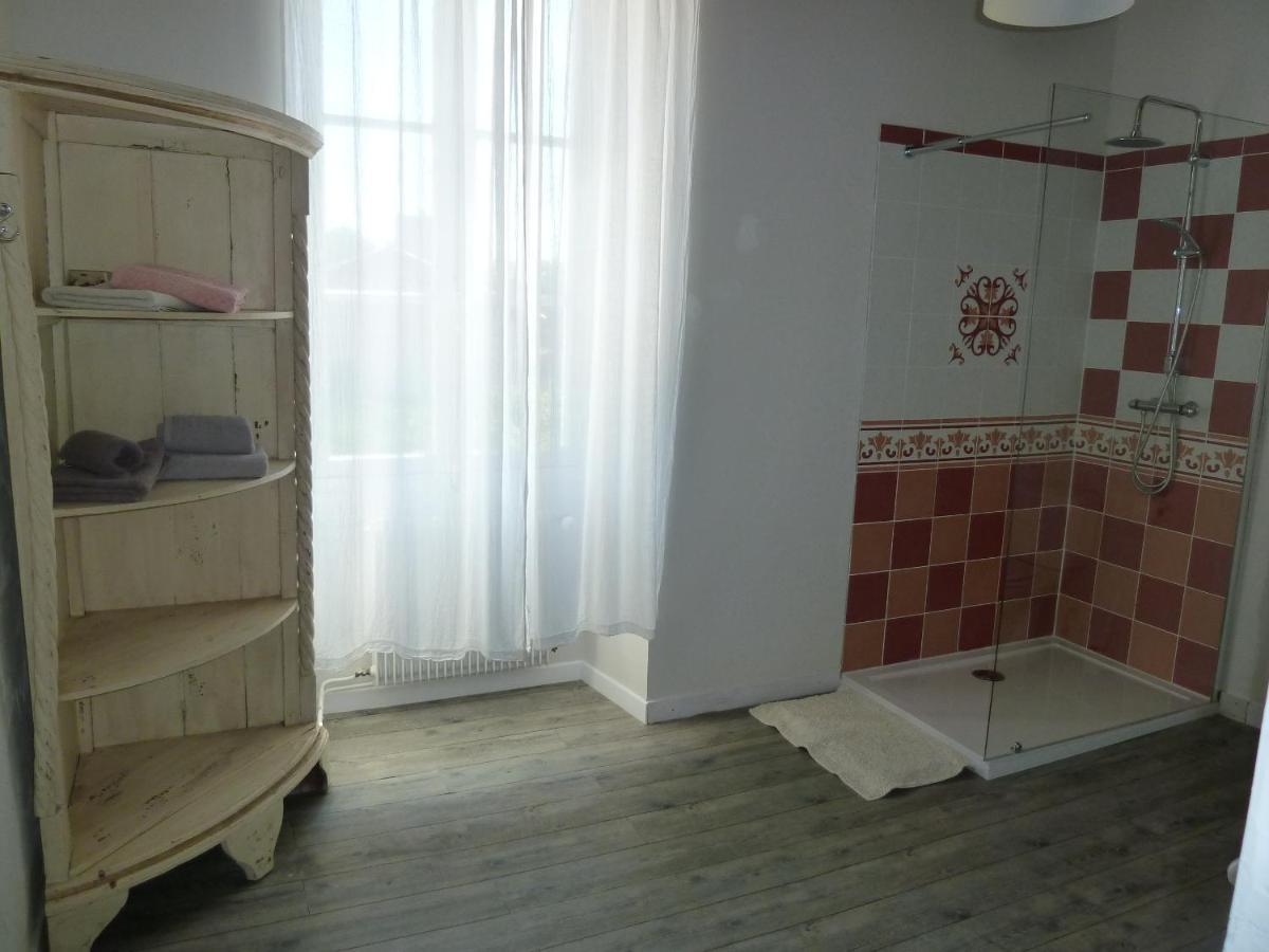 A L'Ombre Du Marronnier Gites La Peruse Εξωτερικό φωτογραφία