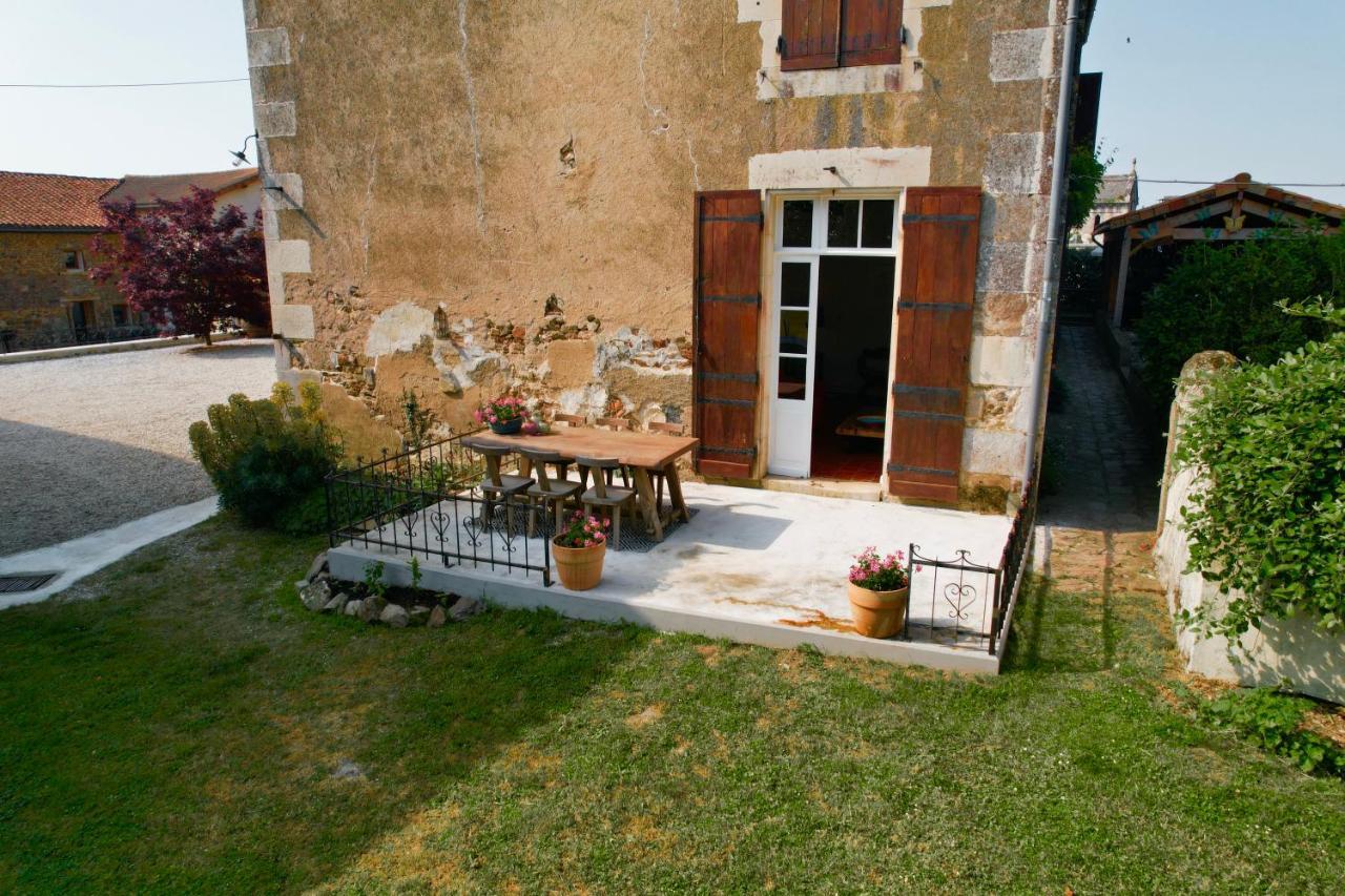 A L'Ombre Du Marronnier Gites La Peruse Εξωτερικό φωτογραφία