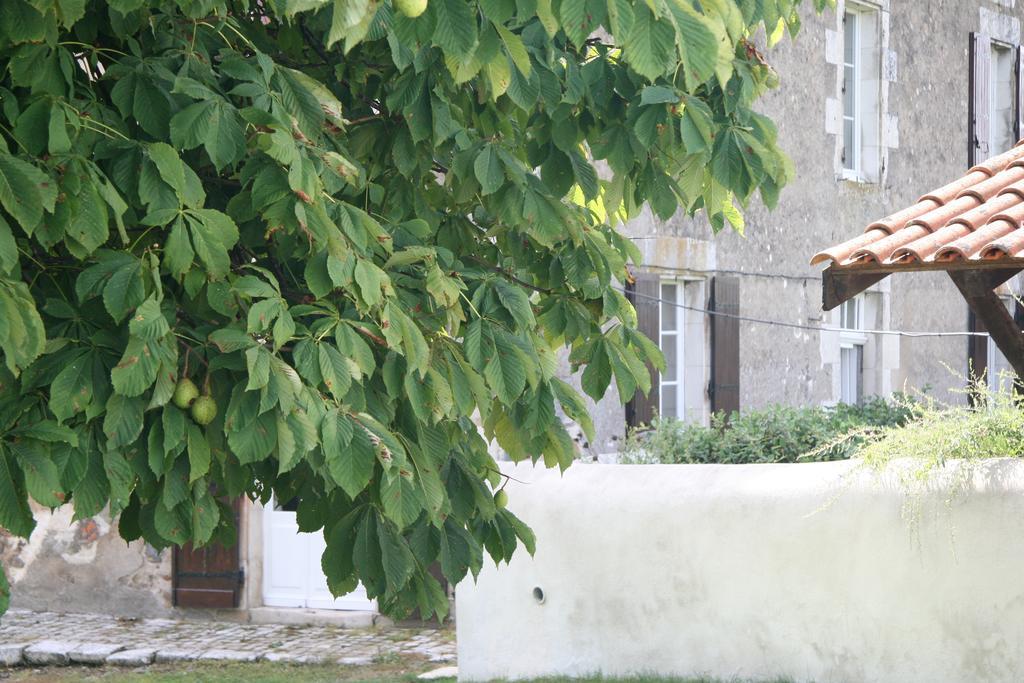 A L'Ombre Du Marronnier Gites La Peruse Εξωτερικό φωτογραφία